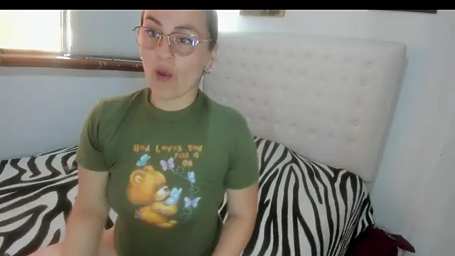 Snapshot of Roxannelorence_ chatting on 10-29-25, 02:38 Roxannelorence  online show from 10-29-25, 02:38