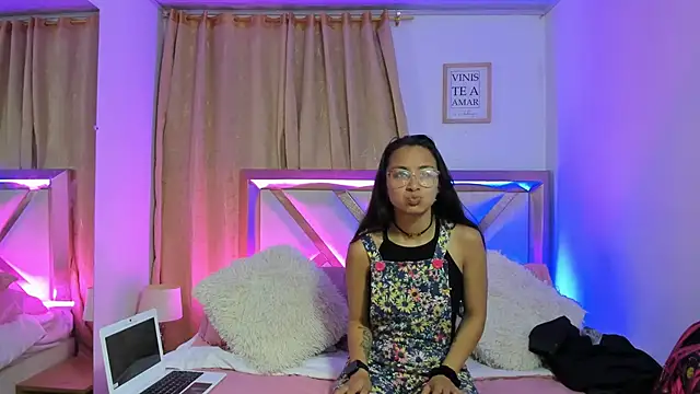 Snapshot of bravepetunia chatting on 10-17-25, 12:18 bravepetunia online show from 10-17-25, 12:18