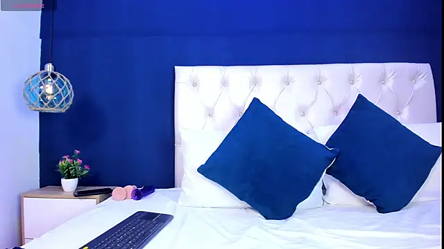 Juicykitten1 online show from 09-20-25, 11:59