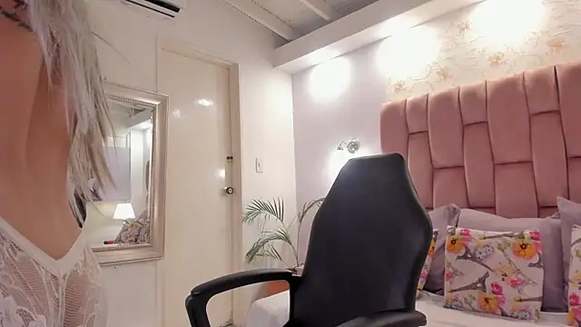 aishathornee online show from 10-15-25, 09:45