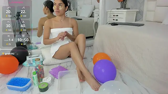 naia cox online show from 10-31-25, 04:09