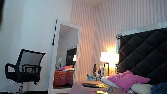 Snapshot of ViictoriaJones_ chatting on 10-18-25, 12:51 ViictoriaJones online show from 10-18-25, 12:51