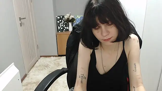 Snapshot of TinaQuiin chatting on 10-17-25, 08:06 TinaQuiin online show from 10-17-25, 08:06
