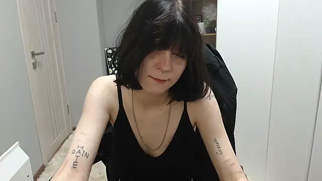 Snapshot of TinaQuiin chatting on 10-10-25, 08:04 TinaQuiin online show from 10-10-25, 08:04