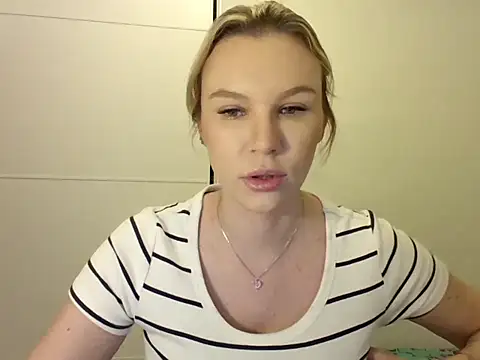 Snapshot of SadieBrilliance chatting on 10-08-25, 06:08 SadieBrilliance online show from 10-08-25, 06:08