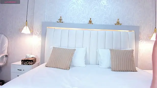 LinaLanm online show from 10-22-25, 04:12