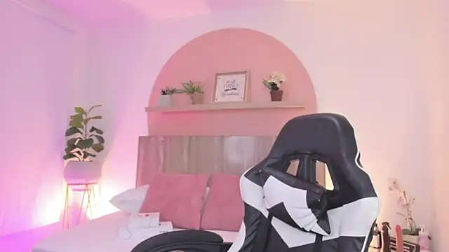 Snapshot of Clara_Luu chatting on 02-19-26, 02:41 Clara Luu online show from 02-19-26, 02:41