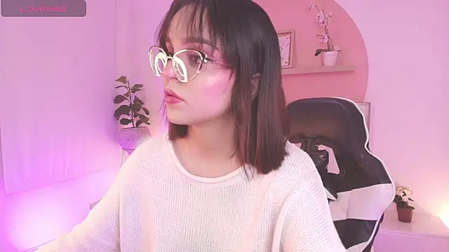 Snapshot of Clara_Luu chatting on 07-17-26, 02:53 Clara Luu online show from 07-17-26, 02:53