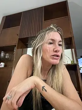 Snapshot of caritadeangellll chatting on 11-19-25, 09:48 caritadeangellll online show from 11-19-25, 09:48