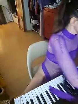 BelleFelicitas online show from 12-17-25, 06:13