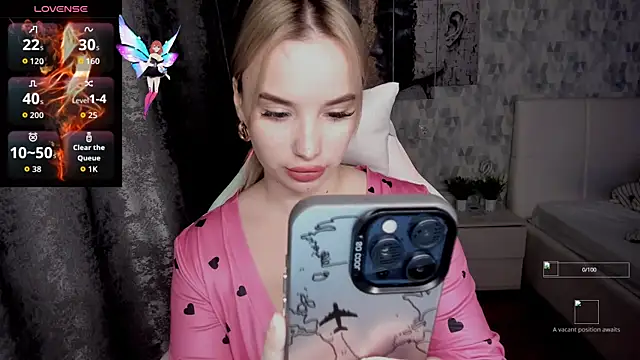 KiraKrox online show from 10-20-25, 06:41