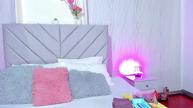 Victoria Guzman online show from 10-13-25, 01:34