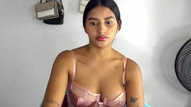 Snapshot of karlys01 chatting on 10-03-25, 01:31 karlys01 online show from 10-03-25, 01:31