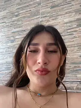 Snapshot of Isa_Villamarin chatting on 10-20-25, 02:39 Isa Villamarin online show from 10-20-25, 02:39