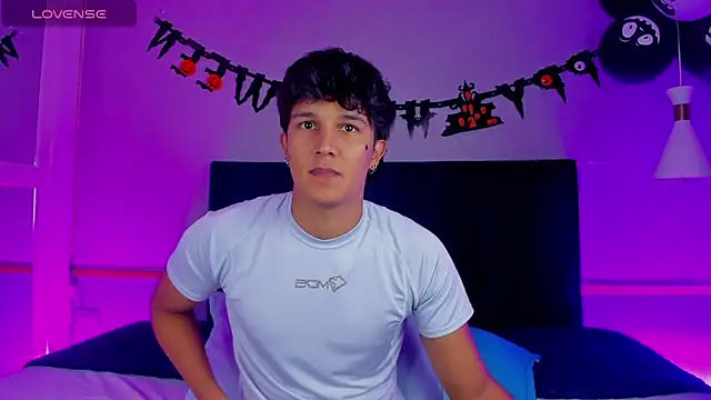 Leo Savage  online show from 10-24-25, 03:49