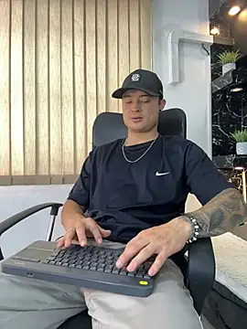 Snapshot of Alexander_ferre chatting on 06-15-26, 01:11 Alexander ferre online show from 06-15-26, 01:11