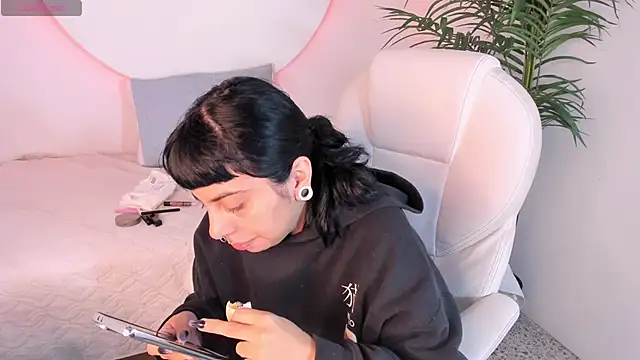 Snapshot of emily-santoss chatting on 09-20-25, 12:43 emily-santoss online show from 09-20-25, 12:43