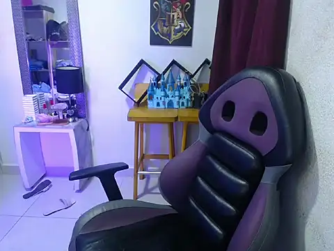 Snapshot of shining_star96 chatting on 10-21-25, 05:18 shining star96 online show from 10-21-25, 05:18