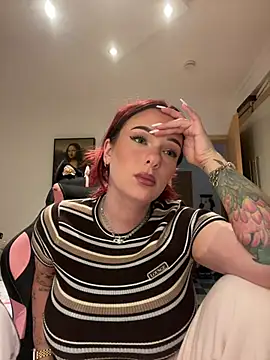 Snapshot of OliviaaFischer chatting on 06-17-26, 06:29 OliviaaFischer online show from 06-17-26, 06:29