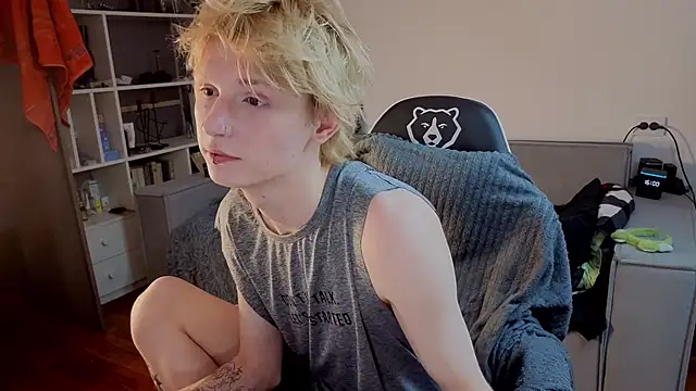 Your avatar online show from 10-10-25, 01:01