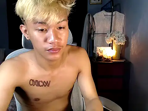 naughtyboyloy 0 online show from 12-17-25, 07:24