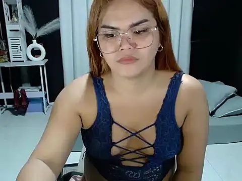 Snapshot of KylieSmith chatting on 12-15-25, 04:57 KylieSmith online show from 12-15-25, 04:57