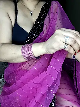 Snapshot of PRIYA_22 chatting on 09-12-25, 06:29 PRIYA 22 online show from 09-12-25, 06:29