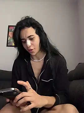 itsyourgirltee online show from 12-05-25, 11:53