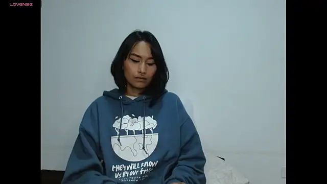 Gia Lee online show from 12-17-25, 03:22