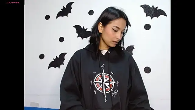 Gia Lee online show from 10-28-25, 03:07