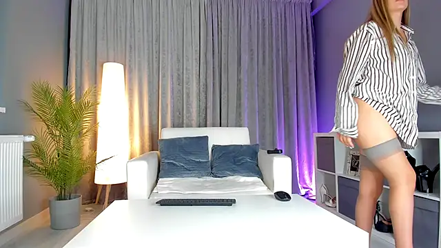 Snapshot of LisaAventi chatting on 10-11-25, 04:13 LisaAventi online show from 10-11-25, 04:13