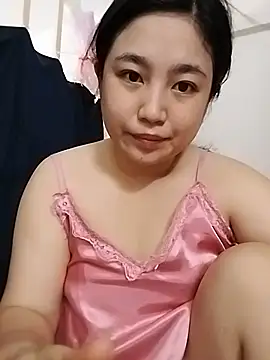 Snapshot of Minn-cute chatting on 05-17-26, 02:44 Minn-cute online show from 05-17-26, 02:44