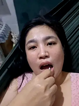 Snapshot of Minn-cute chatting on 05-14-26, 03:31 Minn-cute online show from 05-14-26, 03:31