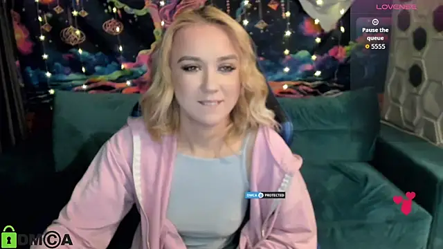 CrystalGirl99 online show from 12-21-25, 08:38