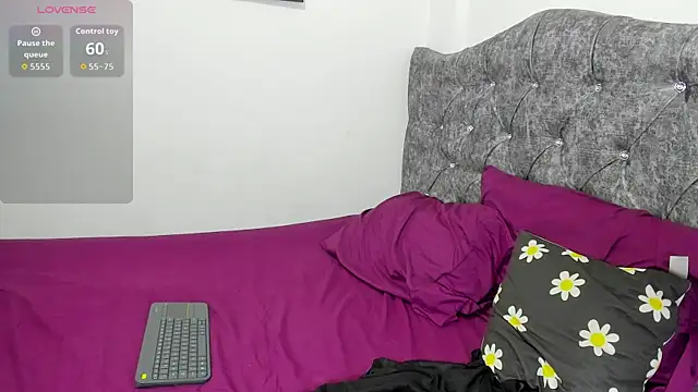 Snapshot of Camila_Hill_ chatting on 05-15-26, 02:59 Camila Hill online show from 05-15-26, 02:59