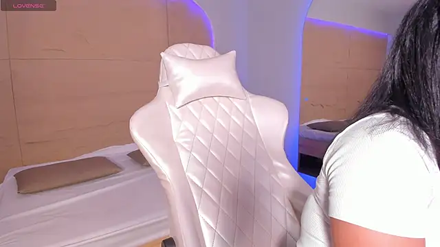 HannahMontgomery online show from 11-12-25, 04:11