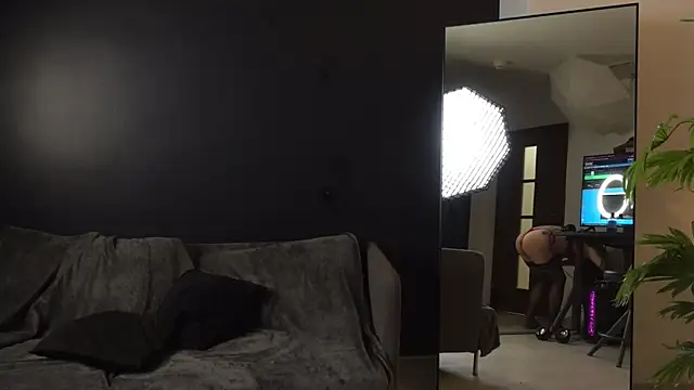 PeachyPixiee online show from 10-17-25, 05:11