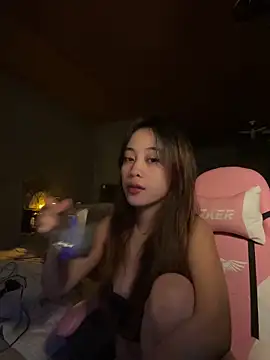 Yummiiieee28 online show from 11-06-25, 08:57