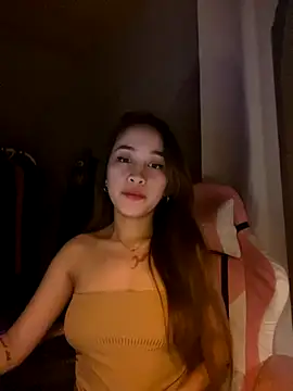 Yummiiieee28 online show from 11-08-25, 02:31