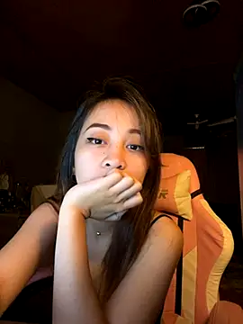 Yummiiieee28 online show from 11-04-25, 12:03