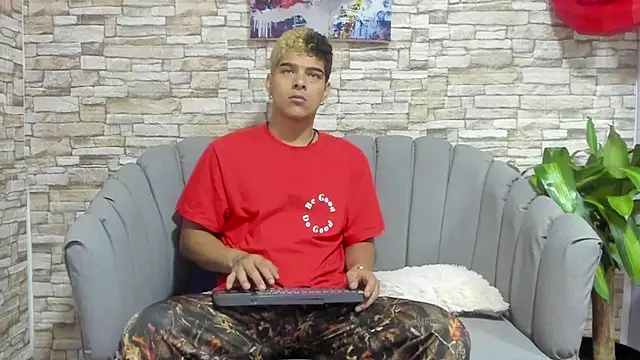 Snapshot of wyatt_3 chatting on 09-16-25, 11:00 wyatt 3 online show from 09-16-25, 11:00