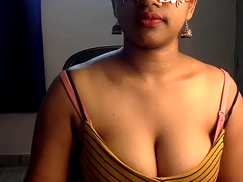 Snapshot of Hot-Honey20 chatting on 10-22-25, 01:32 Hot-Honey20 online show from 10-22-25, 01:32