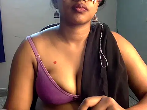 Snapshot of Hot-Honey20 chatting on 10-23-25, 12:15 Hot-Honey20 online show from 10-23-25, 12:15