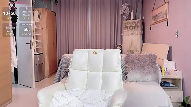 Snapshot of Y2Luvk chatting on 10-02-25, 10:57 Y2Luvk online show from 10-02-25, 10:57