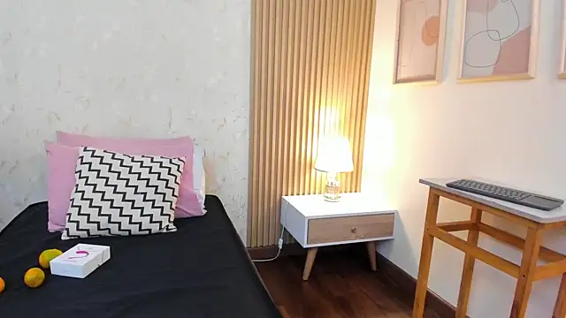 halleylorens online show from 11-04-25, 07:06