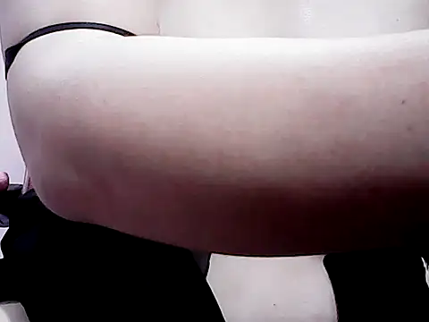 Snapshot of MistressGwennxx chatting on 06-11-26, 02:53 MistressGwennxx online show from 06-11-26, 02:53