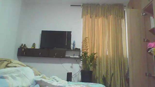 naiaratobon   online show from 10-16-25, 11:18