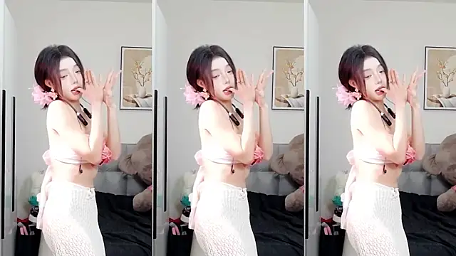 Snapshot of Flower_hua chatting on 10-18-25, 03:47 Flower hua online show from 10-18-25, 03:47
