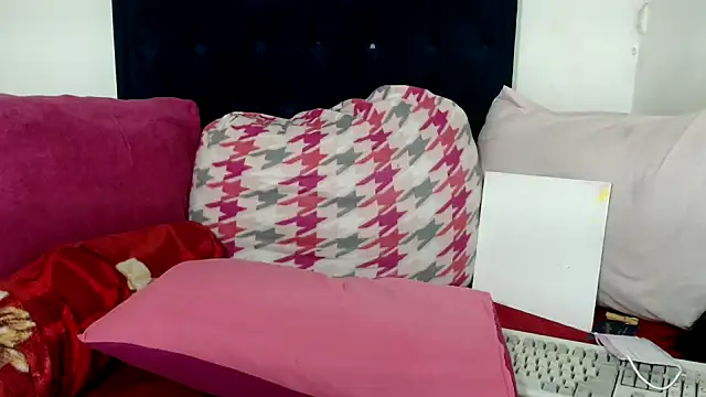 BUNNYCHOWX28 online show from 03-06-26, 07:53