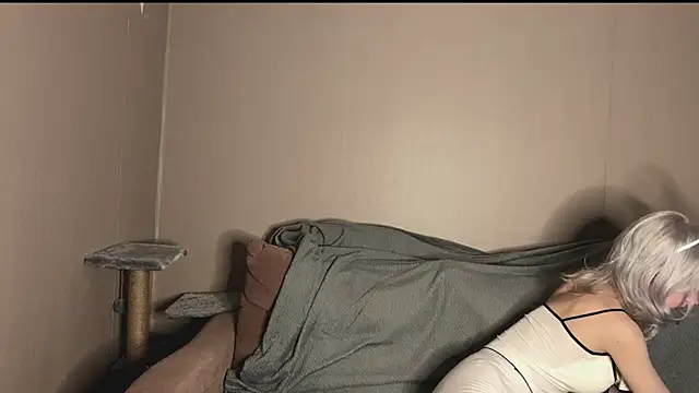 snowy lisa online show from 10-22-25, 12:48